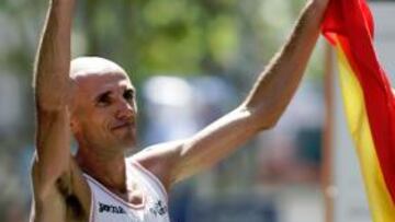 <b>EXULTANTE. </b>Chema Martínez lo celebró así, bandera en mano.