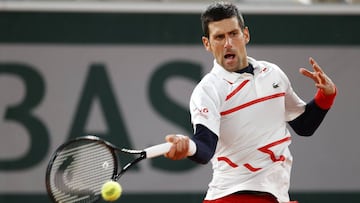 Consulta el horario y cómo ver en TV y online el partido de semifinales de Roland Garros que enfrenta a Novak Djokovic con Stefanos Tsitsipas este viernes 9 de octubre.