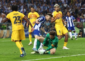 Marc-André ter Stegen bloquea el balón ante la oposición de Francisco Conceição.