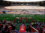 SEVILLA, 18/04/2026.- Aspecto del estadio de La Cartuja, en Sevilla, donde aficionados de la Real Sociedad y del Atlético de Madrid esperan el inicio del encuentro correspondiente a la final de la Copa del Rey que disputan este sábado en la capital andaluza. EFE / José Manuel Vidal.