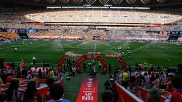 SEVILLA, 18/04/2026.- Aspecto del estadio de La Cartuja, en Sevilla, donde aficionados de la Real Sociedad y del Atlético de Madrid esperan el inicio del encuentro correspondiente a la final de la Copa del Rey que disputan este sábado en la capital andaluza. EFE / José Manuel Vidal.