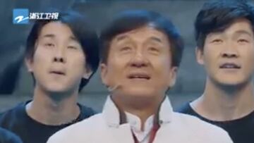 Jackie Chan llora en un reencuentro con sus dobles. Imagen: YouTube