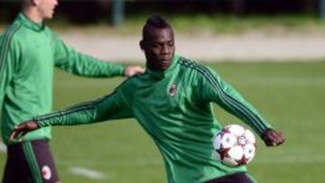 Balotelli golpeando al balón.