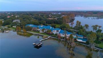 La mansión de Shaquille O'nille se encuentra en Windermere, Florida, sobre 3 hectáreas de terrenos privados y vistas al lago Butler. La vivienda cuenta con 2.880 metros cuadrados habitables, 12 habitaciones y 15 baños. Incluye una cancha de baloncesto cubierta y un garaje para automóviles con sala de exposición.