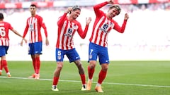 MADRID, 13/04/2024.-El centrocampista francés del Atlético de Madrid Antoine Griezmann (d), celebra su segundo gol contra el Girona durante el partido de la jornada 31 de LaLiga EA Sports entre el Atlético de Madrid y el Girona, este sábado en el estadio Cívitas Metropolitano en Madrid.-EFE/ Rodrigo Jimenez
