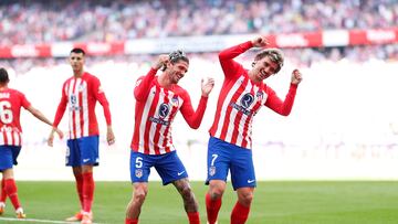 MADRID, 13/04/2024.-El centrocampista francés del Atlético de Madrid Antoine Griezmann (d), celebra su segundo gol contra el Girona durante el partido de la jornada 31 de LaLiga EA Sports entre el Atlético de Madrid y el Girona, este sábado en el estadio Cívitas Metropolitano en Madrid.-EFE/ Rodrigo Jimenez
