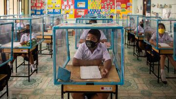 BANGKOK, THAILAND - AUGUST 10:  Thai students wear face masks and sit at desks with plastic screens used for social distancing at the Wat Khlong Toey School on August 10, 2020 in Bangkok, Thailand. In the beginning of July The Wat Khlong Toey School reope