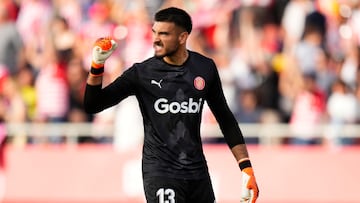 GIRONA, 28/05/2023.- El portero del Girona, el argentino Paulo Gazzaniga, durante el encuentro correspondiente a la jornada 37 de Primera División que disputan hoy domingo frente al Betis en el estadio de Montilivi, en Girona. EFE / Siu Wu.