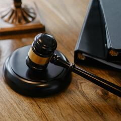 Pillan a la empleada del hogar trabajando mientras está de baja, la despiden y la Justicia les da un revés con improcedente y 5.000 euros