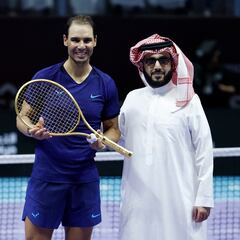 El desorbitado precio de la raqueta de oro que recibió Nadal