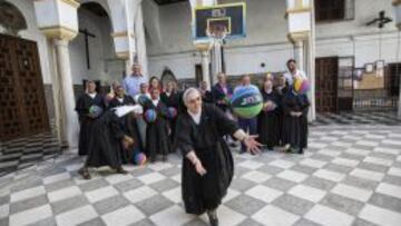 Las monjas del convento de San Leandro disfrutaron con los regalos de la Federación.