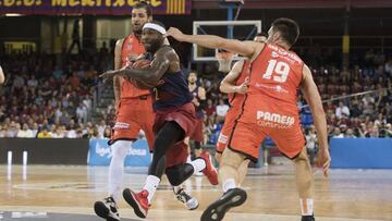 Tyrese Rice, jugador del Barcelona, trata de superar la defensa del Valencia.