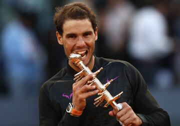 La última vez que Nadal hincó el diente al trofeo madrileño fue en esta edición, en la que dominó de principio a fin. Solo cedió un set en su estreno frente a Fognini, y desde entonces pasó por encima de rivales como Kyrgios, Goffin o Djokovic, este último en semifinales con un abultado 6-2 y 6-4. En la final, ante Thiem, fue claramente superior y se convirtió en quíntuple campeón.