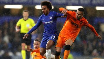 LONDON, ENGLAND - NOVEMBER 29:  Willian of Chelsea is challenged by Dimitris Pelkas of PAOK FC (L) and Mauricio of PAOK FC (R) during the UEFA Europa League Group L match between Chelsea and PAOK at Stamford Bridge on November 29, 2018 in London, United K