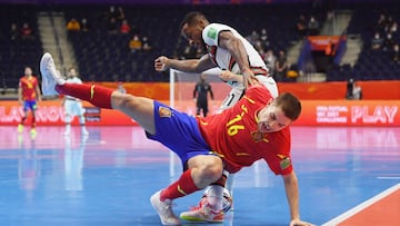 Mellado pelea un bal&oacute;n con Varela en el Mundial.