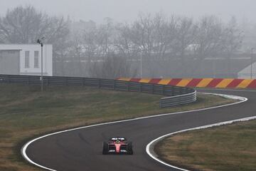 Lewis Hamilton conduciendo el F1-75 de 2022 en el Circuito de Fiorano.