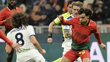 MILAN (Italy), 02/03/2025.- Milans Joao Felix (R) in action during the Italian Serie A soccer match between AC Milan and SS Lazio, in Milan, Italy, 02 March 2025. (Italia) EFE/EPA/Daniel Dal Zennaro