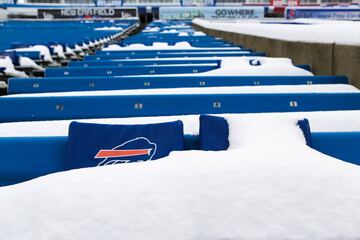 ORCHARD PARK, NY - DECEMBER 10: Snow covered seats before a game between the Buffalo Bills and Indianapolis Colts on December 10, 2017 at New Era Field in Orchard Park, New York. Brett Carlsen/Getty Images/AFP  == FOR NEWSPAPERS, INTERNET, TELCOS & TELEVI