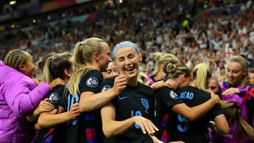 Soccer Football - UEFA Women's Euro 2025 - Semi Final - England v Italy - Stade de Geneve, Lancy, Switzerland - July 22, 2025 England's Chloe Kelly celebrates scoring their second goal with teammates REUTERS/Denis Balibouse TPX IMAGES OF THE DAY