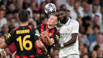 MADRID, SPAIN - MAY 09: Erling Haaland of Manchester City and Antonio Ruediger of Real Madrid battle for the ball during the UEFA Champions League semi-final first leg match between Real Madrid and Manchester City FC at Estadio Santiago Bernabeu on May 9, 2023 in Madrid, Spain. (Photo by Harry Langer/DeFodi Images via Getty Images)