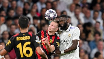 MADRID, SPAIN - MAY 09: Erling Haaland of Manchester City and Antonio Ruediger of Real Madrid battle for the ball during the UEFA Champions League semi-final first leg match between Real Madrid and Manchester City FC at Estadio Santiago Bernabeu on May 9, 2023 in Madrid, Spain. (Photo by Harry Langer/DeFodi Images via Getty Images)