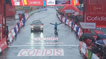Ion Izagirre celebra su triunfo en la Vuelta.