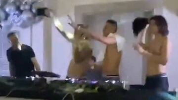 Neymar, Keylor y Cavani, sin camiseta en la fiesta del PSG: "?Así se gana la Champions!"