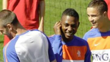 Los comentarios racistas de Elejero Elia han provocado que el seleccionador holandés haya prohibido el uso de Twitter.