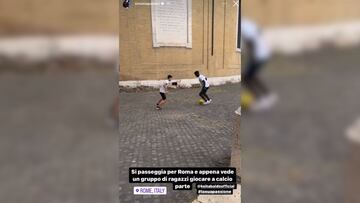 Es una estampa dificil de ver y le honra: Keita Bald¨¦, con unos ni?os en las calles de Roma