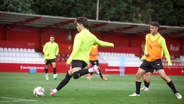 06-09-24. NACHO MÉNDEZ, JUNTO A LANDER OLAETXEA Y GASPAR AL FONDO, EN EL ENTRENAMIENTO DEL SPORTING EN MAREO.