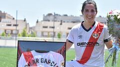 Pilar García, con la camiseta conmemorativa por sus 200 partidos con la camiseta franjirroja.