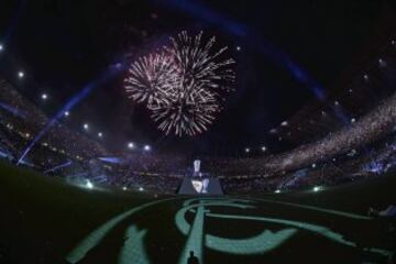 Jugadores y aficionados en el estadio Sánchez Pizjuán.