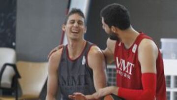 Jaycee Carroll bromeaba ayer con Mirotic y, antes de que salieran a pista todos sus compañeros, disputó varios uno contra uno con Barreiro y Dani Díez a un ritmo alto. Está casi listo, pero todavía no para jugar hoy.