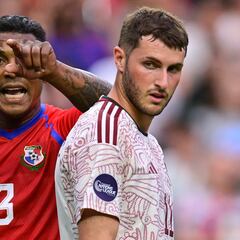 ¡Se molestó! La reacción de Santi Giménez al no haber visto minutos en el Panamá vs México