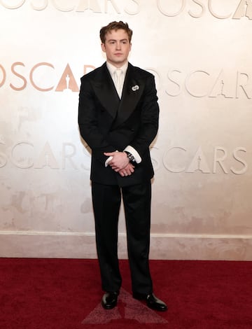 Kit Connor posa en la alfombra roja del Dolby Theatre.