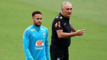 TERESOPOLIS, BRAZIL - MARCH 22: Head coach Tite talks with Neymar Jr during a training session of the Brazilian national football team at the squad&#039;s Granja Comary training complex on March 22, 2022 in Teresopolis, Brazil. Brazil faces Chile on March