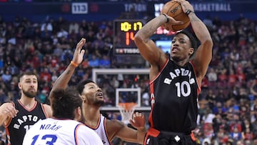 DeMar DeRozan lanza ante la mirada de Noah y Rose.