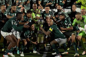 El Palmeiras brasile?o logr¨® su segunda Copa Libertadores consecutiva tras ganar al Flamengo en la final con un gol decisivo de Deyverson, un viejo conocido del f¨²tbol espa?ol que anot¨® en la pr¨®rroga y le dio al ¡®verdao¡¯ la tercera Copa Libertadores de su historia. Su t¨¦cnico Abel Ferreira, se hace un hueco tambi¨¦n en el Olimpo del f¨²tbol sudamericano en apenas unos meses.