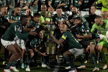 El Palmeiras brasileño logró su segunda Copa Libertadores consecutiva tras ganar al Flamengo en la final con un gol decisivo de Deyverson, un viejo conocido del fútbol español que anotó en la prórroga y le dio al ‘verdao’ la tercera Copa Libertadores de su historia. Su técnico Abel Ferreira, se hace un hueco también en el Olimpo del fútbol sudamericano en apenas unos meses.