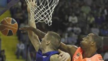 <b>SUPERIORES. </b>Terence Morris evita una canasta de Paul Davis.