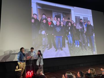 Imagen de la gala. En el escenario, parte del equipo de 93 Metros, la productora de David Beriain, recogiendo el premio que lleva el nombre del periodista.