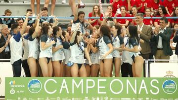 El CN Sabadell celebra el t&iacute;tulo de la Liga Iberdrola de waterpolo.