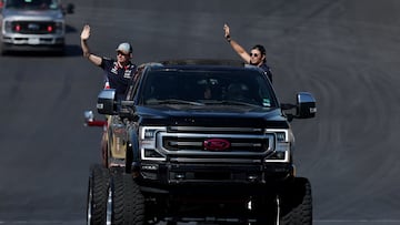 Formula One F1 - United States Grand Prix - Circuit of the Americas, Austin, Texas, United States - October 20, 2024 Red Bull's Max Verstappen and Sergio Perez during the drivers parade before the race REUTERS/Kaylee Greenlee Beal