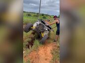 La curiosa forma de Diego Costa: así intentó dar la vuelta a un buggy medio volcado