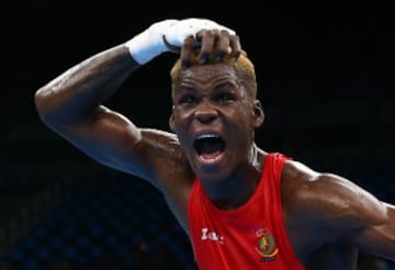 El boxeador camerunés Dieudonne Wilfred Seyi Ntsengue celebra la victoria en los octavos de final de la prueba masculina de 75kg.