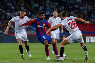 Balde rodeado de contrarios.