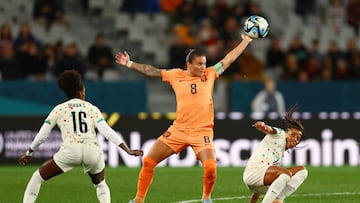 Soccer Football - FIFA Women’s World Cup Australia and New Zealand 2023 - Group E - Netherlands v Portugal - Forsyth Barr Stadium, Dunedin, New Zealand - July 23, 2023 Netherlands' Sherida Spitse  in action with Portugal's Diana Silva and Jessica Silva REUTERS/Molly Darlington