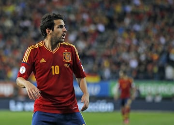 Ha llevado ese dorsal desde la temporada 07/08 tras portar el 18 en la selección. Con España ha jugado 110 partidos en los que ha anotado 15 goles. 