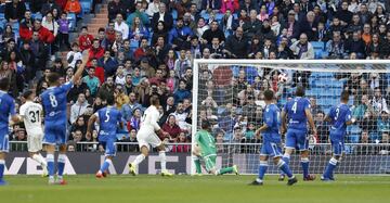 El jugador del Real Madrid Javi Sánchez marca el 3-0 al Melilla. 