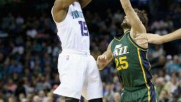 Kemba Walker ante Raulzinho Neto.